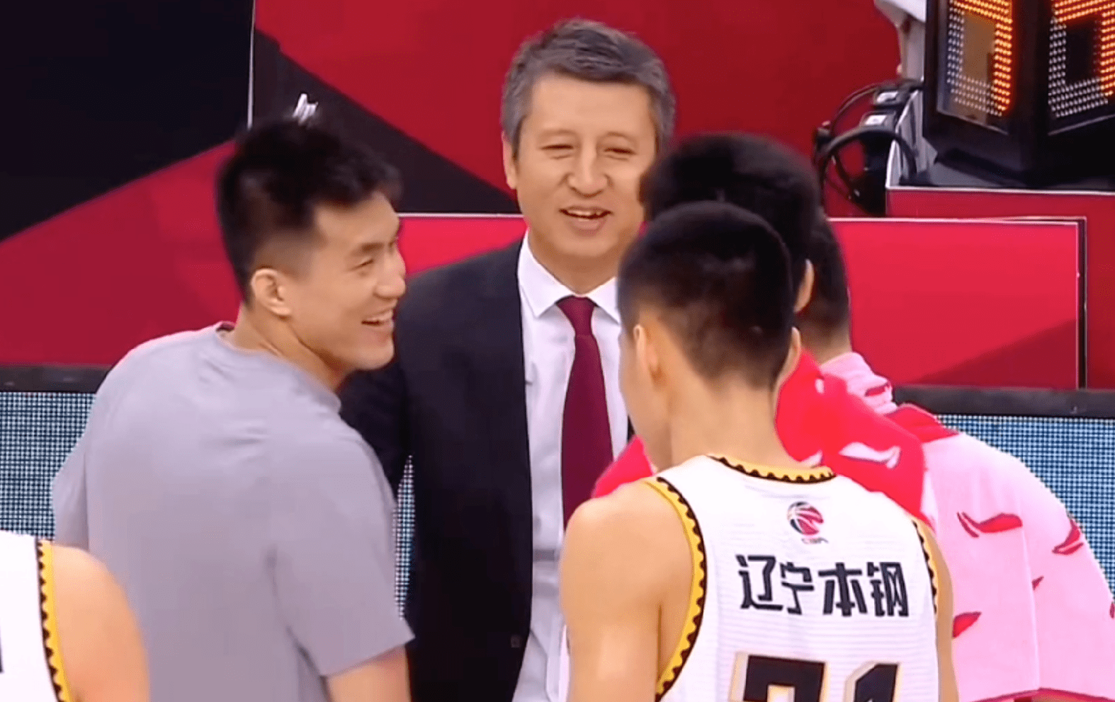 辽宁队给足面子郭士强,杨鸣做出正确选择,杜锋学着点吧!