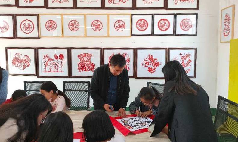 澧县官垸镇中学:非遗文化驻校园,剪纸艺术润心田