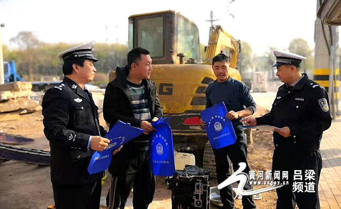 民警进工地指导流动人口登记_杭州流动人口居住登记