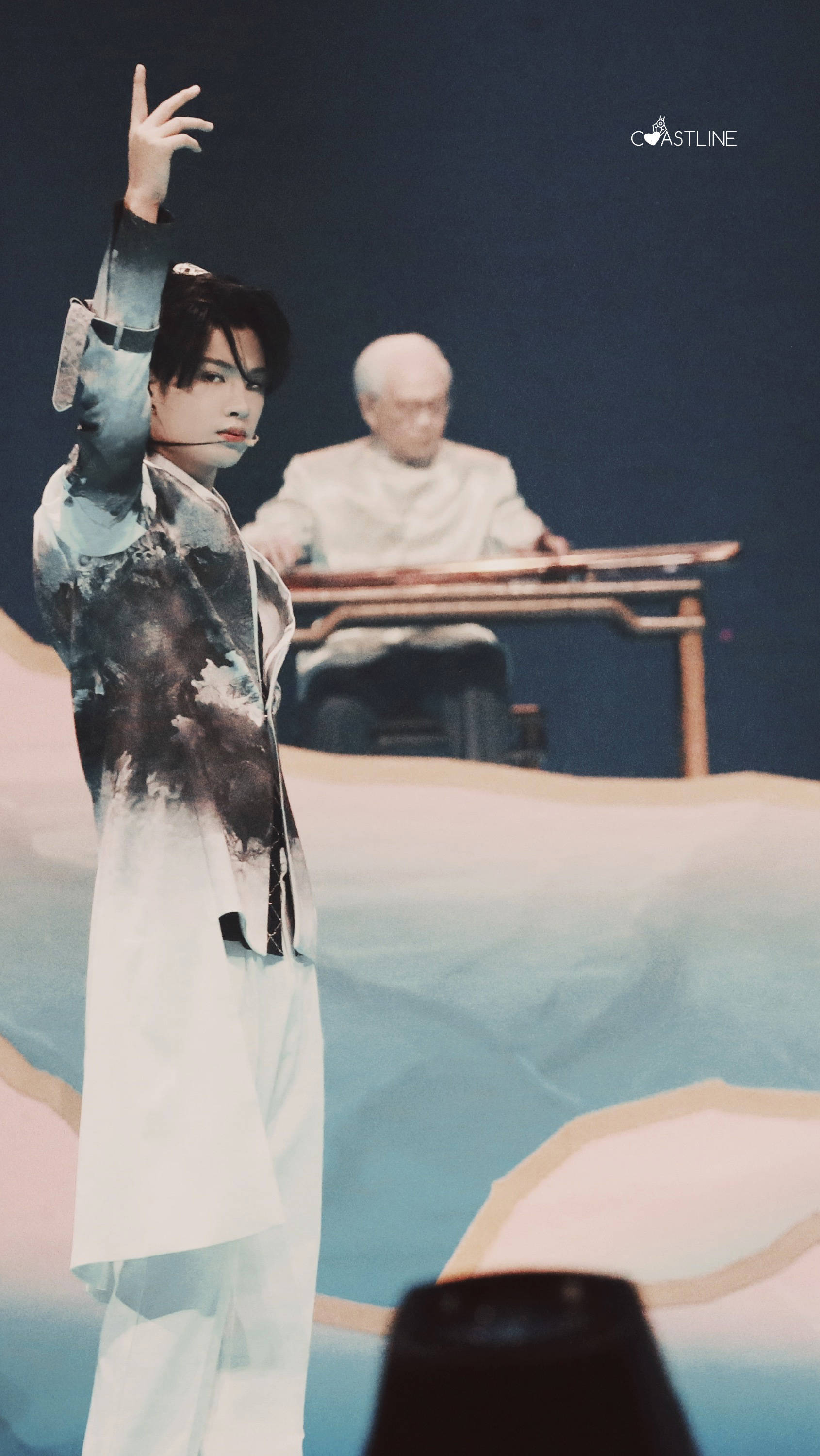 黄明昊活动造型曝光 穿泼墨古风长衫少年感满满