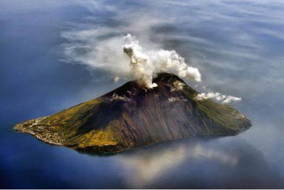 作為一個旅行家，想體驗(yàn)新的旅行冒險(xiǎn)，活火山將是你們不錯的選擇(圖1)