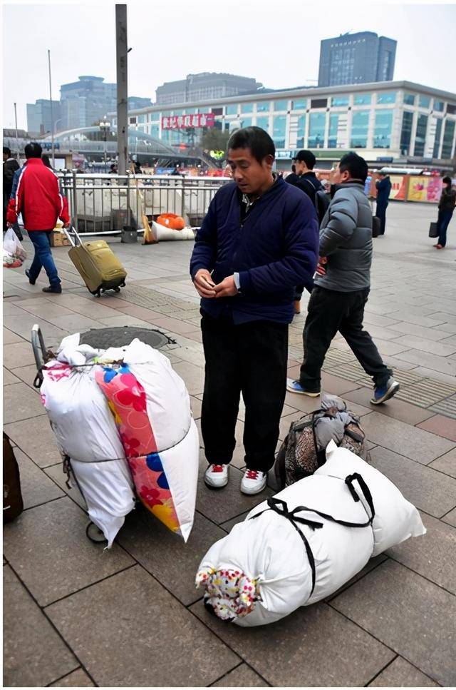 还没进农历十月,农民工早早就"卷铺盖"走人了?这是为啥?