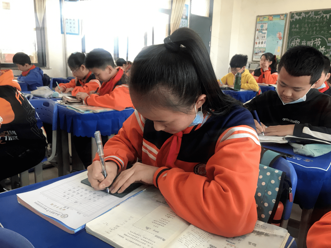 比赛|陕西师范大学奥林匹克花园学校小学部举行高段硬笔书写大赛