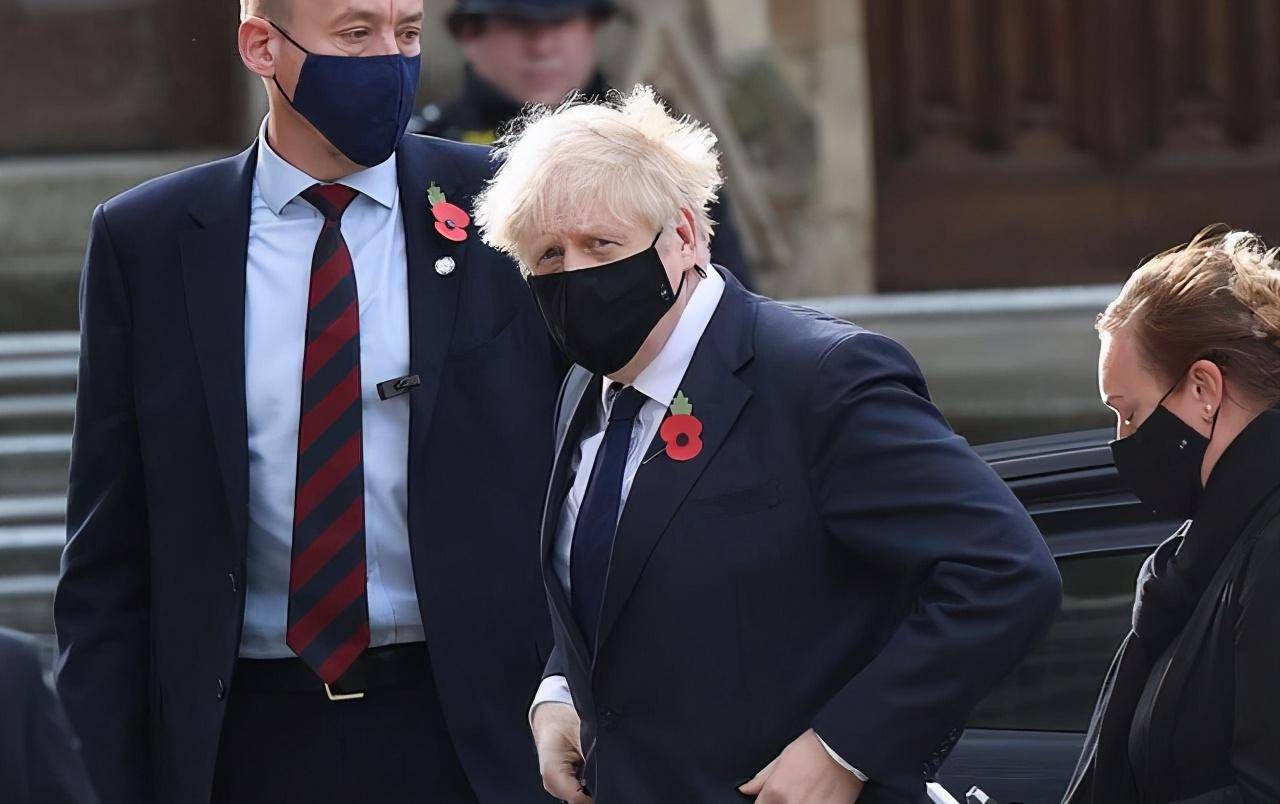 戴超|英国“国殇日”卡米拉一身黑色太精致！戴超大帽子真仙，超模气场