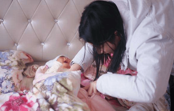 "宝宝母乳时,公公一旁逗娃!"90后宝妈:怎么就不知道回避?