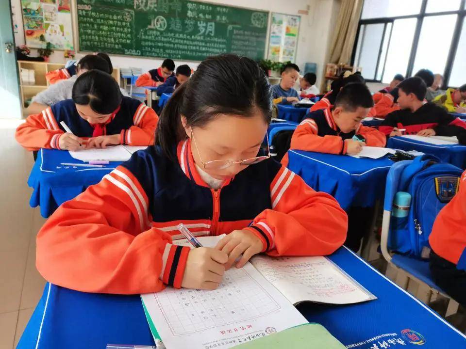 比赛|陕西师范大学奥林匹克花园学校小学部举行高段硬笔书写大赛