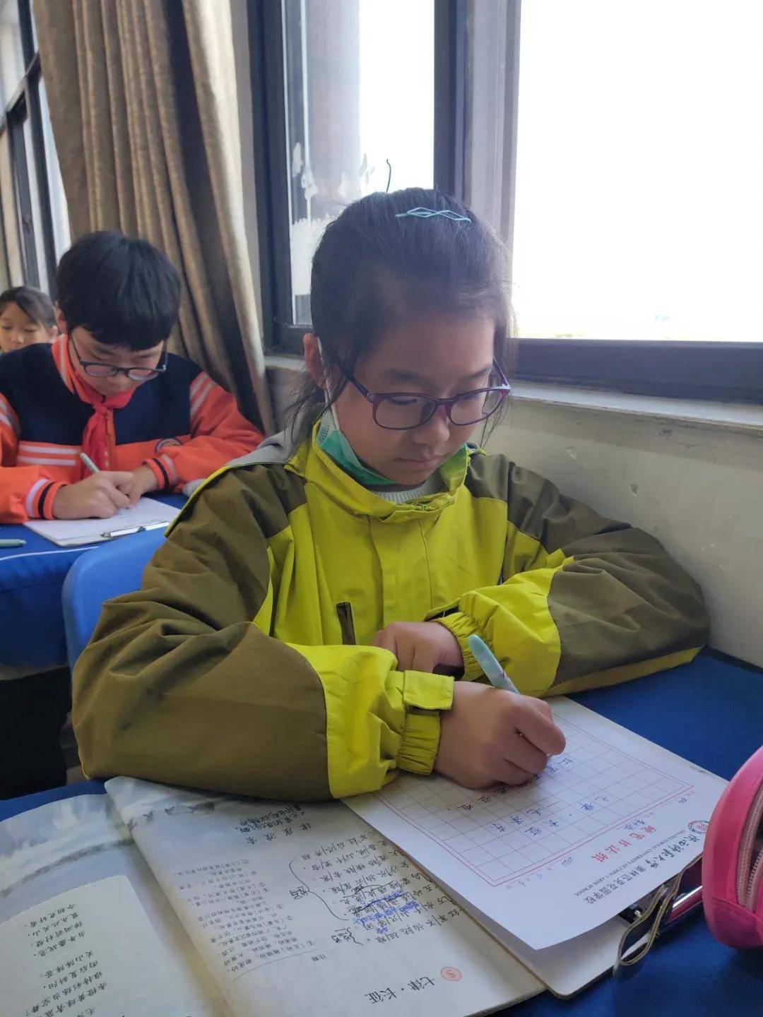 比赛|陕西师范大学奥林匹克花园学校小学部举行高段硬笔书写大赛