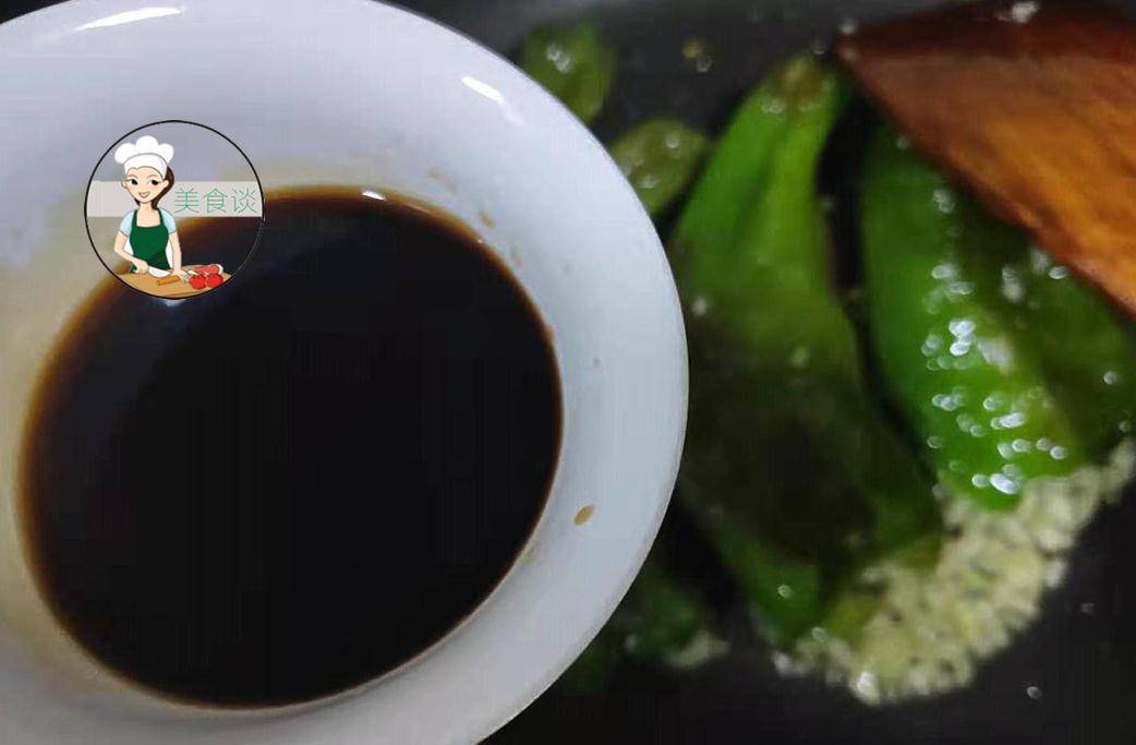 5,最后加入提前调好的调味汁炒匀,让青椒充分吸收料汁的味道即可.