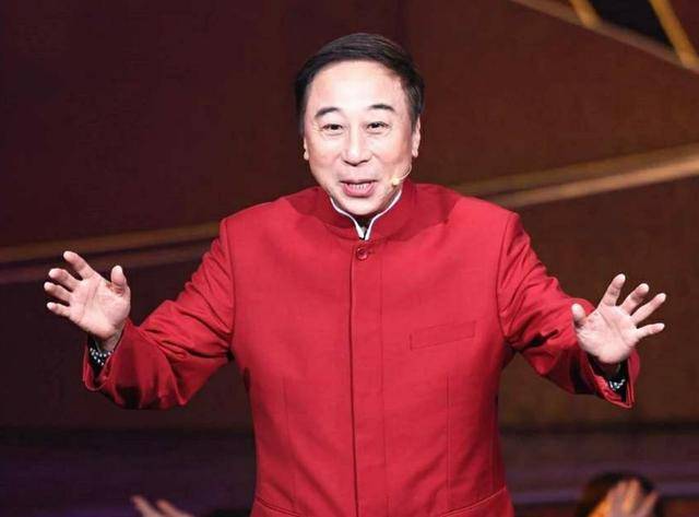 63岁冯巩现身郑州火车站 不见儿孙陪伴 孤单落寞无粉丝问候