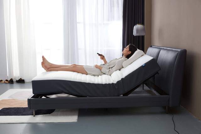 电动床的优势就在于能对床垫进行折叠,通过折叠改变用户的使用姿势
