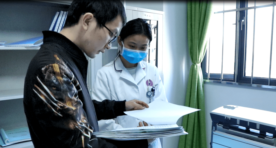 (考核人员在出生医学证明办公室进行材料考核检查)
