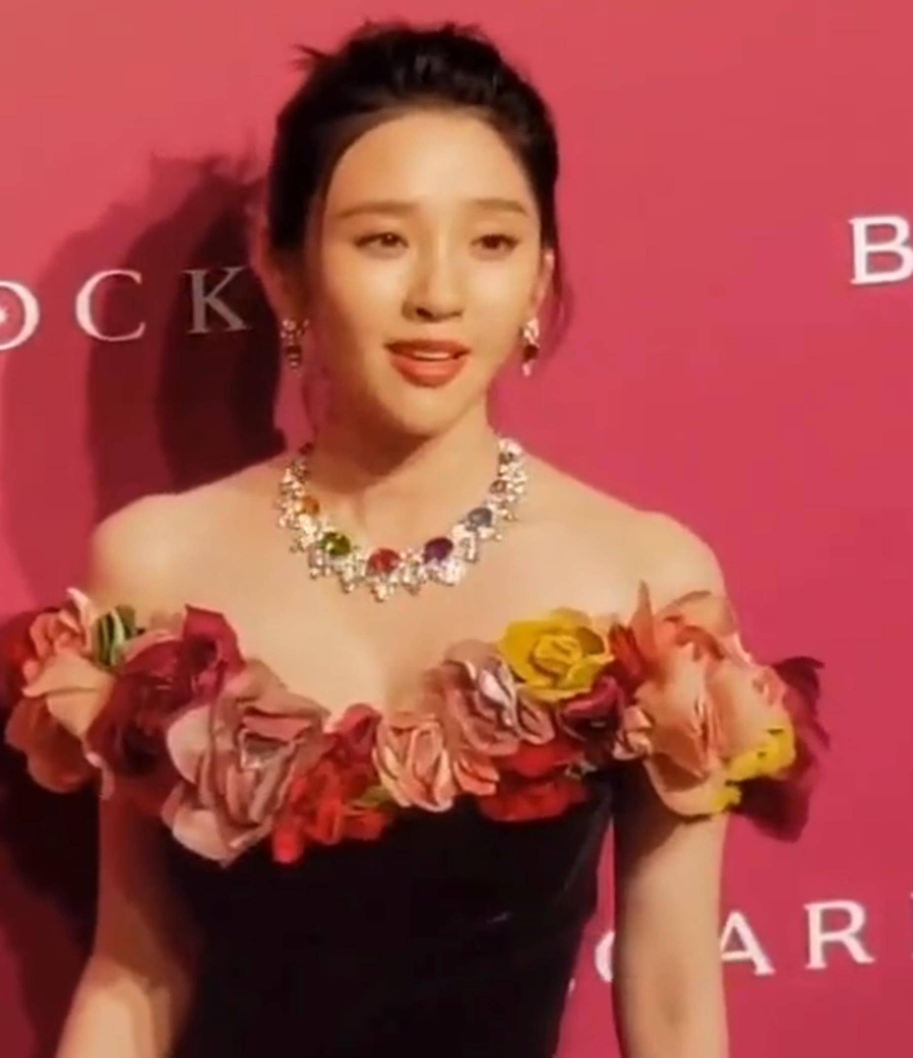有一种整容叫唐艺昕怀孕生子,身材依旧苗条,脸却回不去了