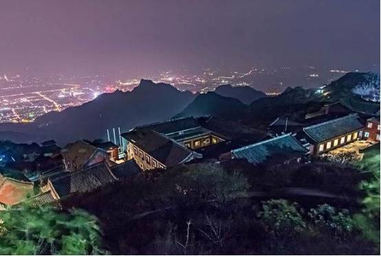 俄罗斯gdp相当于一个广东_俄罗斯国旗(2)