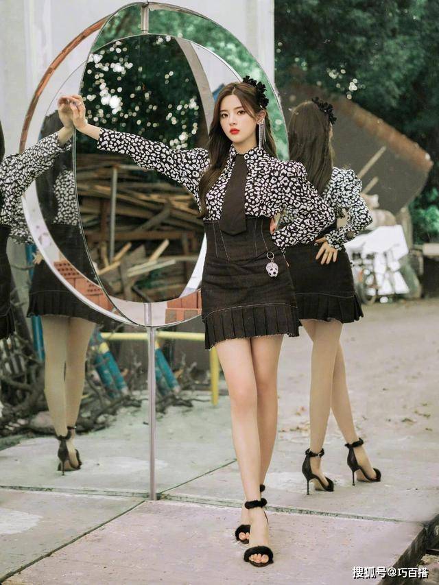 超越|刘涛杨超越破次元同框！一个甜美一个优雅，合影依旧那么美腻