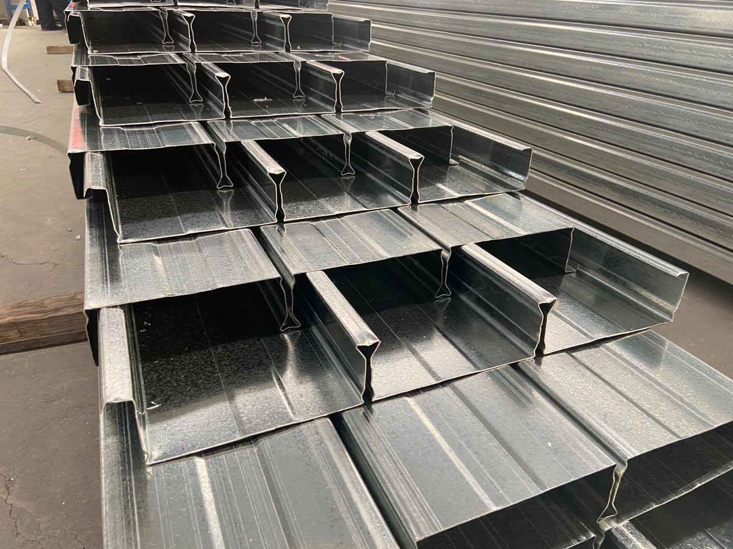 楼承板:开口楼承板与闭口楼承板的差别