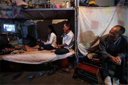 脏乱差的农民工宿舍男女混住隐私只有一层层薄薄的布单