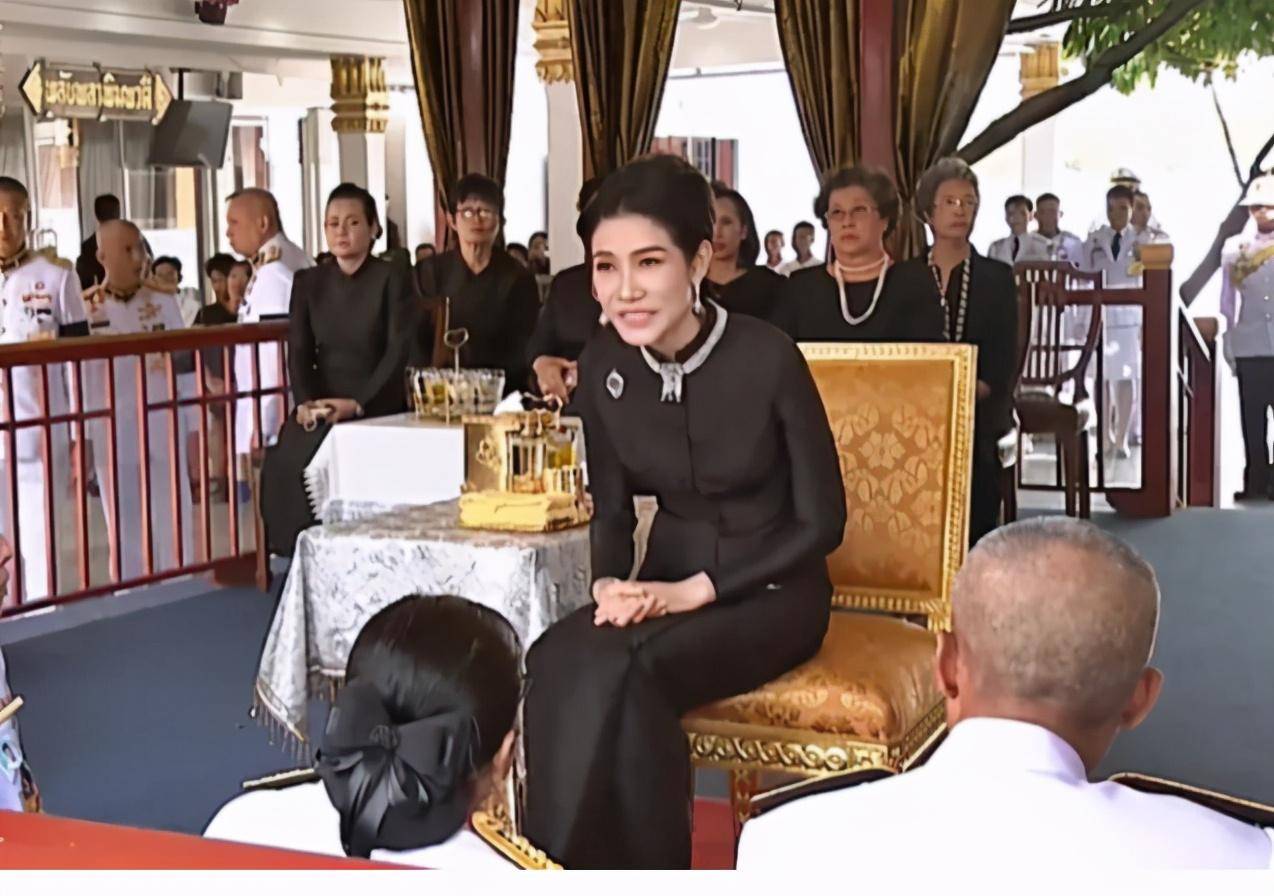 连换|诗妮娜衣品提升了！连换两身传统裹身裙，黄色明艳黑色高冷显稳重