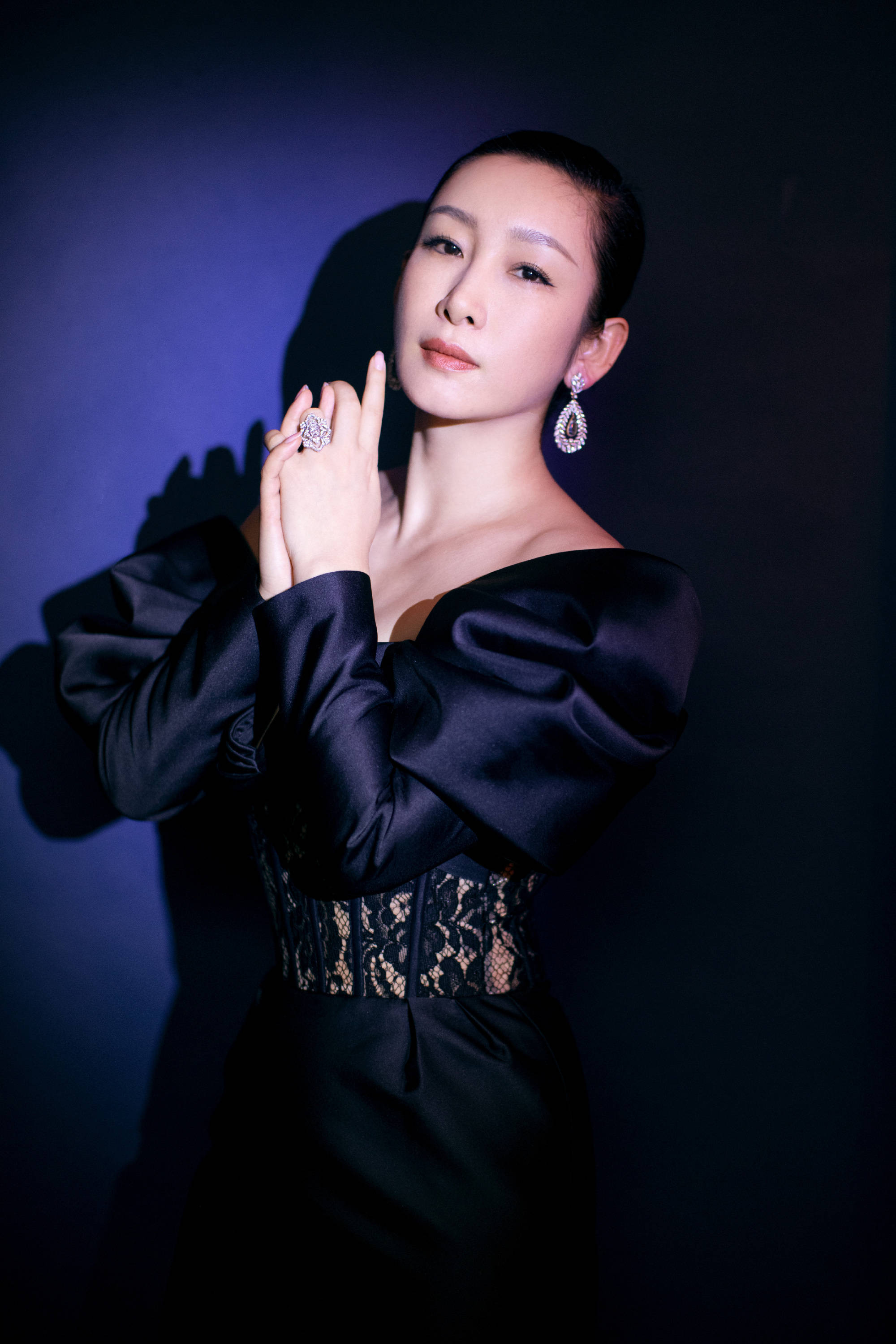 照片中,秦海璐身穿露肩丝绸长裙优雅又彰显气质,光影里美人眼波流转