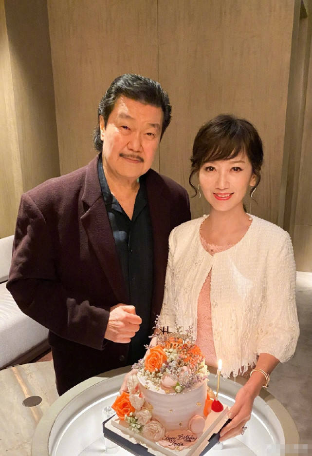 赵雅芝庆生获老公陪伴,玩钞票蛋糕笑成眯眯眼