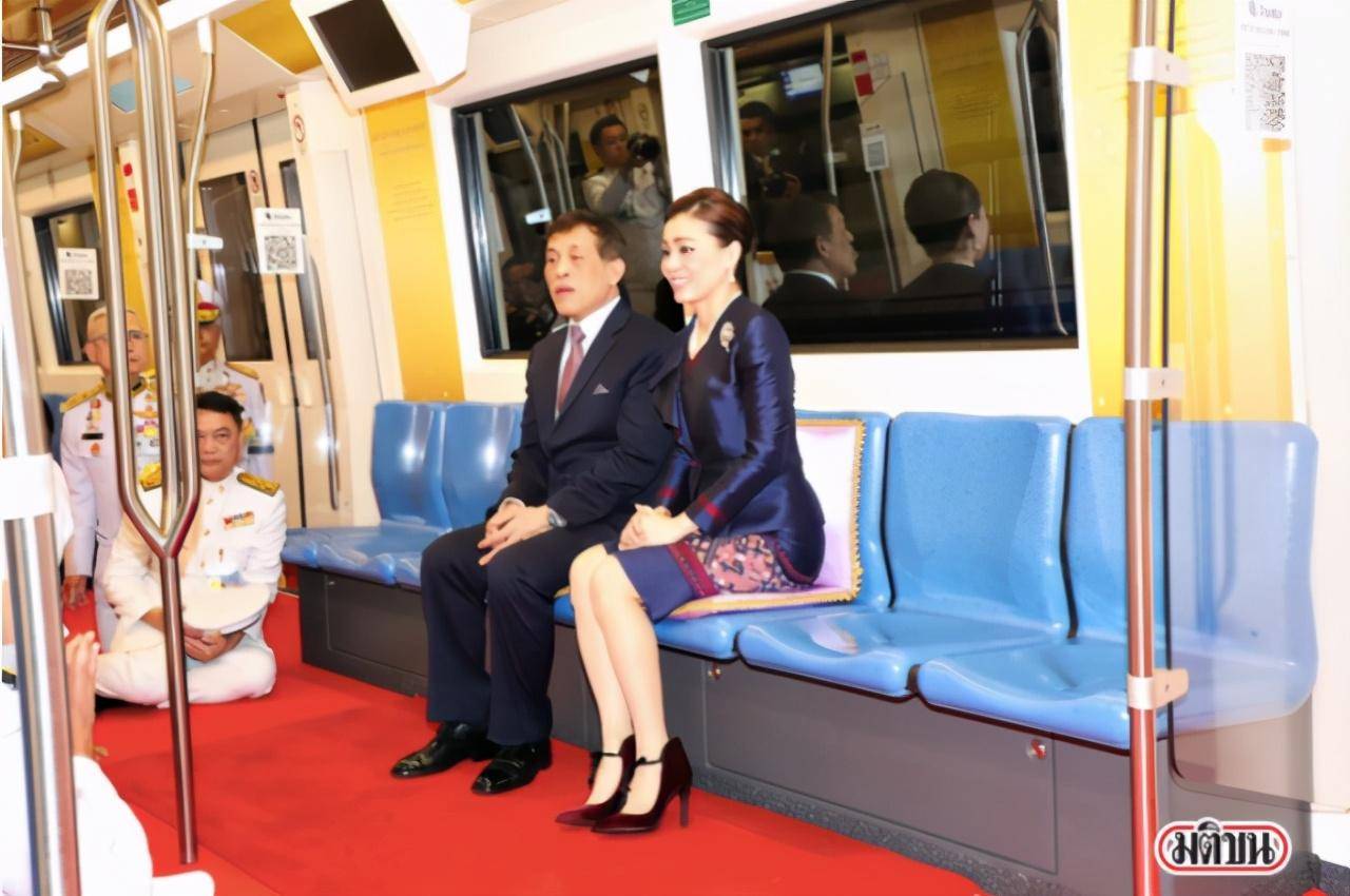 随行|泰王也走亲民路线？坐地铁出行，全车厢空座随行官员却都跪在地上