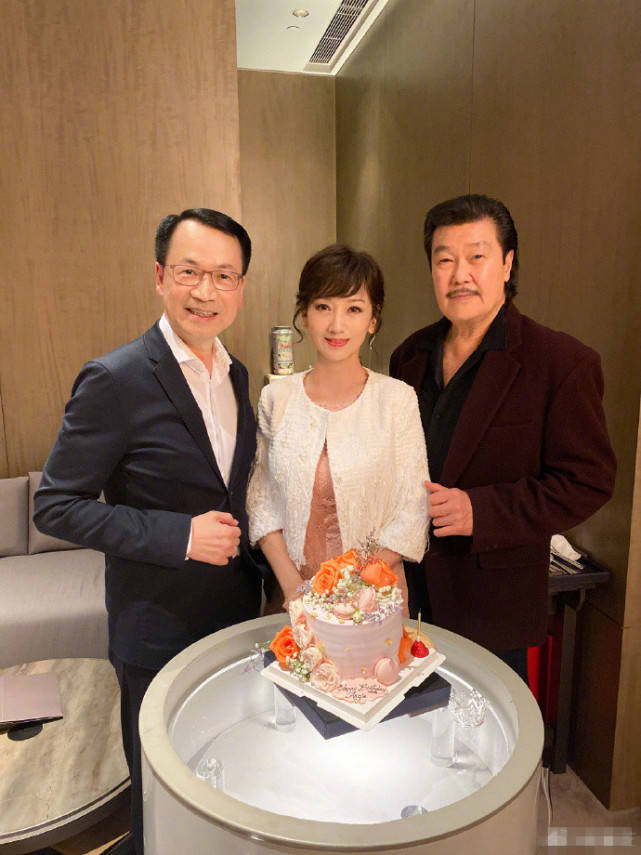 赵雅芝庆生获老公陪伴,玩钞票蛋糕笑成眯眯眼
