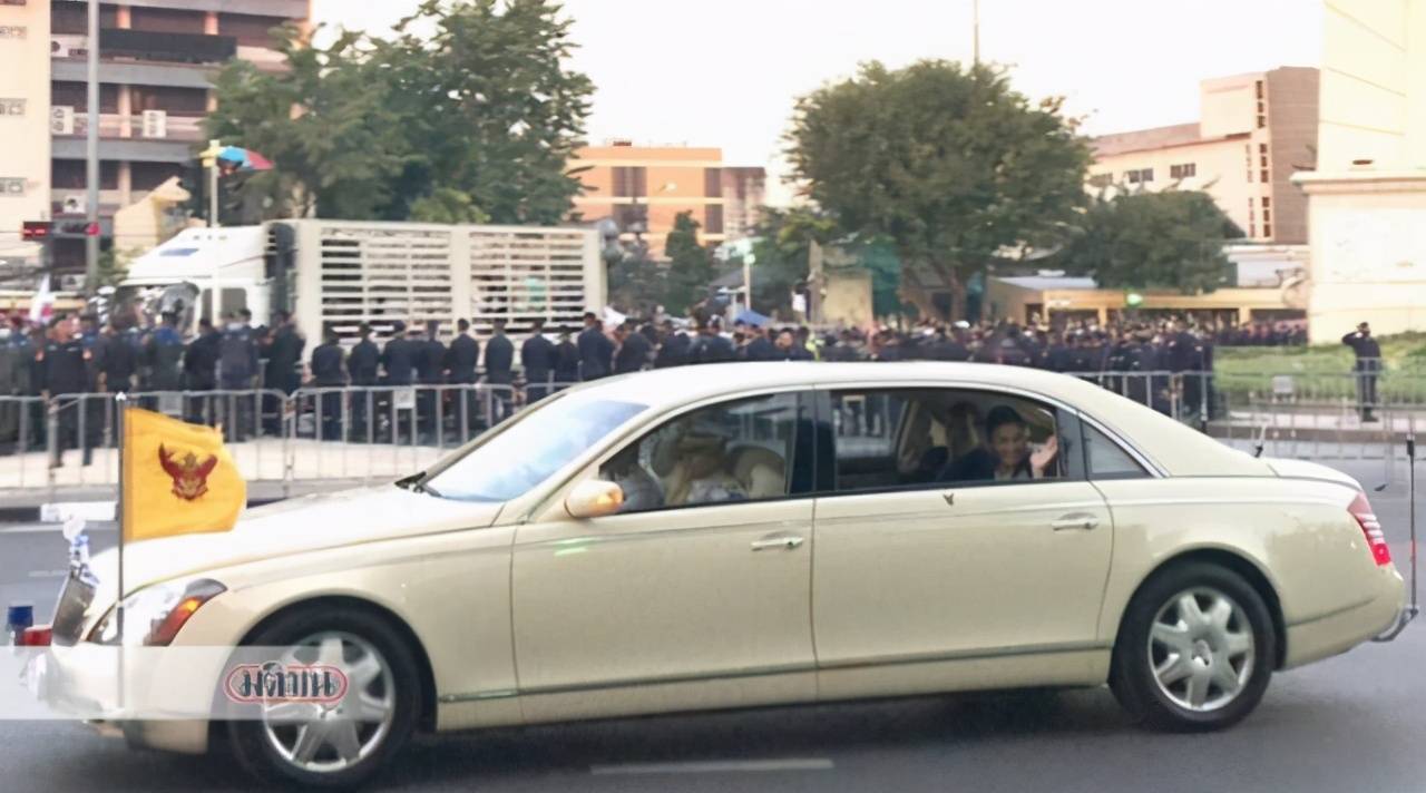 随行|泰王也走亲民路线？坐地铁出行，全车厢空座随行官员却都跪在地上