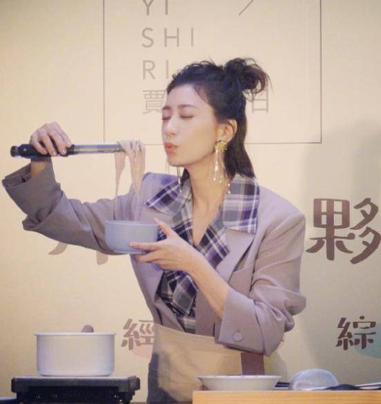 贾静雯穿V领露性感锁骨,被赞光彩夺目太大气!