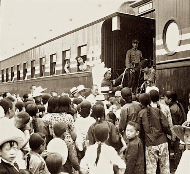 老照片原来1940年代的火车是这样的
