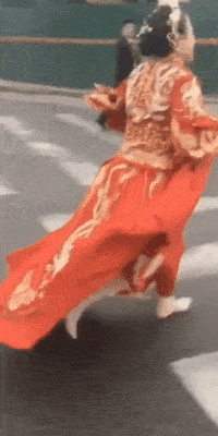 搞笑gif:新娘快点跑吧,不然都追不上新郎了!