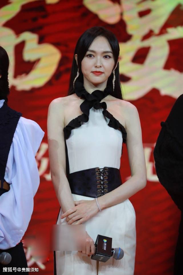 唐嫣与大8岁的佘诗曼同台被碾压,瘦得只剩骨架