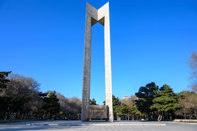 原创长春地标建筑之一:长春解放纪念碑,高30多米,仿佛一座巨门