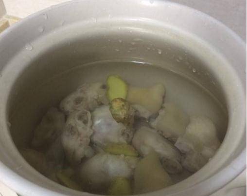 猪脚怎么炖汤吃 27023092406e4a47a21e02f4ee577874.jpeg