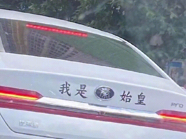 搞笑gif段子:逆天大长腿妹子一字马!