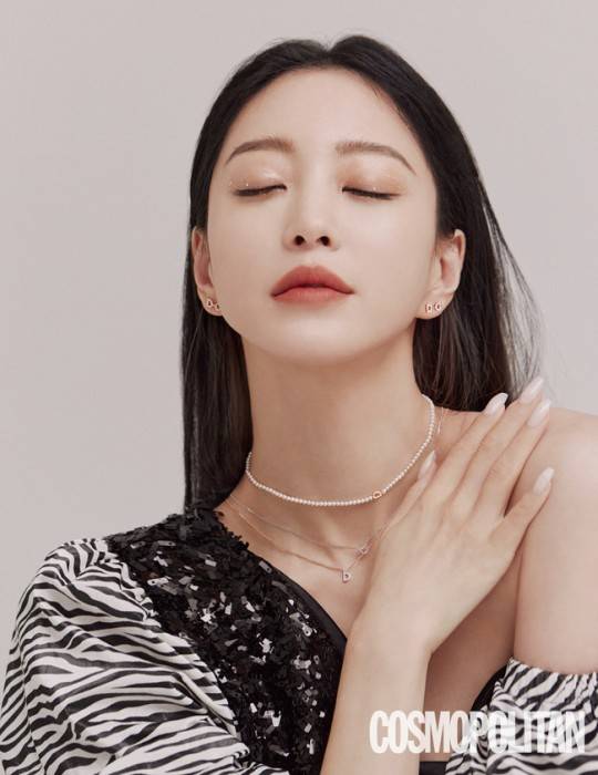 韩艺瑟最新杂志封面写真大方露纹身美艳十足
