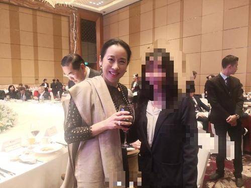 衣服|朱玲玲逛街被拍，62岁还穿粉色衣服装嫩，挎着老公好恩爱！