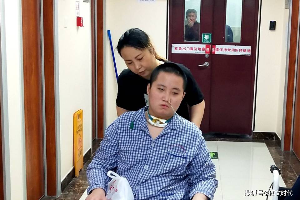 医生|医生束手无策，4个月后醒来那一刻，妈妈哭了14岁少年突然昏迷
