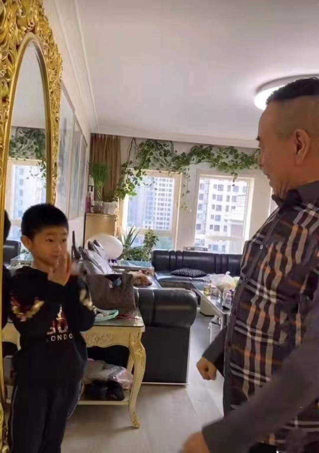 原创潘长江豪宅大气不张扬整面墙酒柜太抢眼女儿嫁富豪太好命
