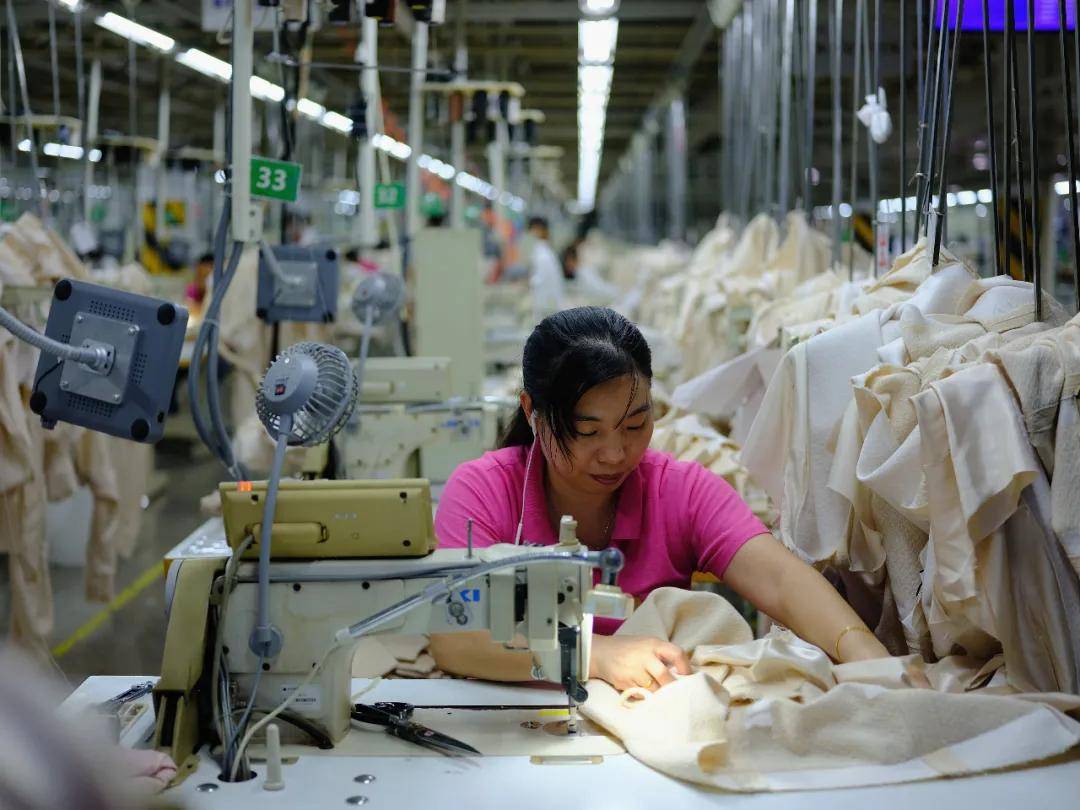 中国移动服装加工厂厂房内打造5g高清直播间开启前店后厂模式