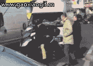 这样捉弄人,男子:到底哪里着火了呢?