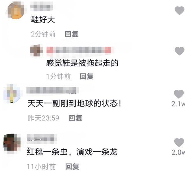 段奕宏走红毯双眼朦胧,走路虚浮像是还没睡醒?鞋子超大似巨人脚