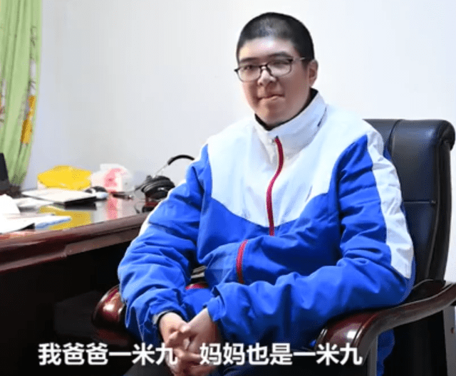 吉尼斯|获得吉尼斯纪录，父母身高皆超一米九14岁男孩身高221厘米