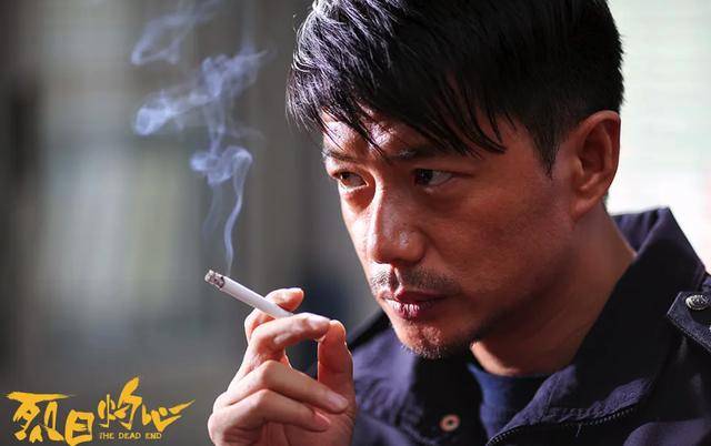段奕宏走红毯双眼朦胧,走路虚浮像是还没睡醒?鞋子超大似巨人脚