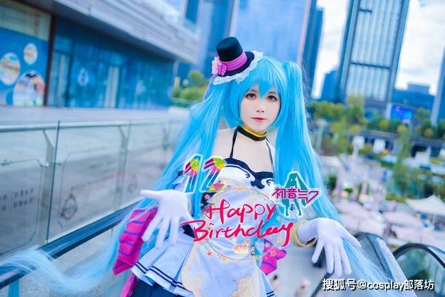 cos:miku生贺,如瀑布般的蓝色长发,宛若星空中的精灵