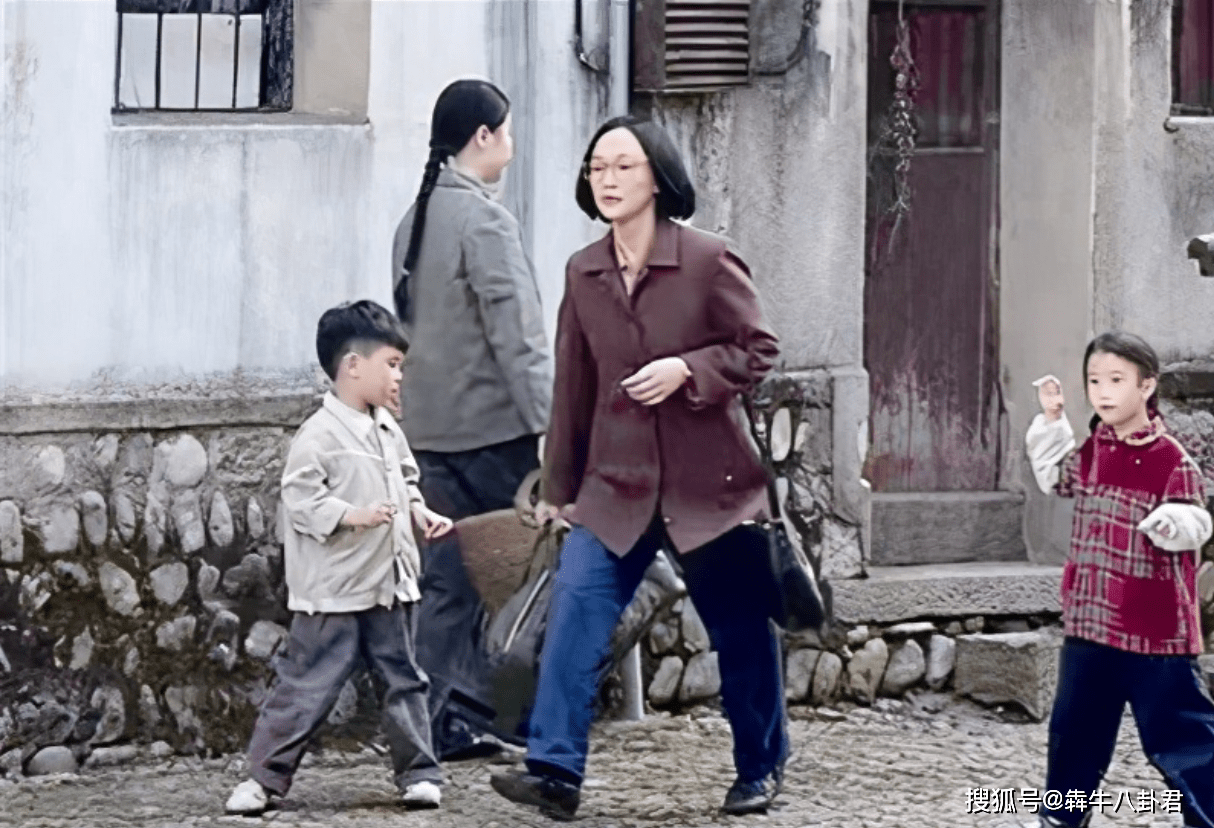 周迅拍摄建党献礼剧《功勋》,饰演屠呦呦,造型和原人物太像了