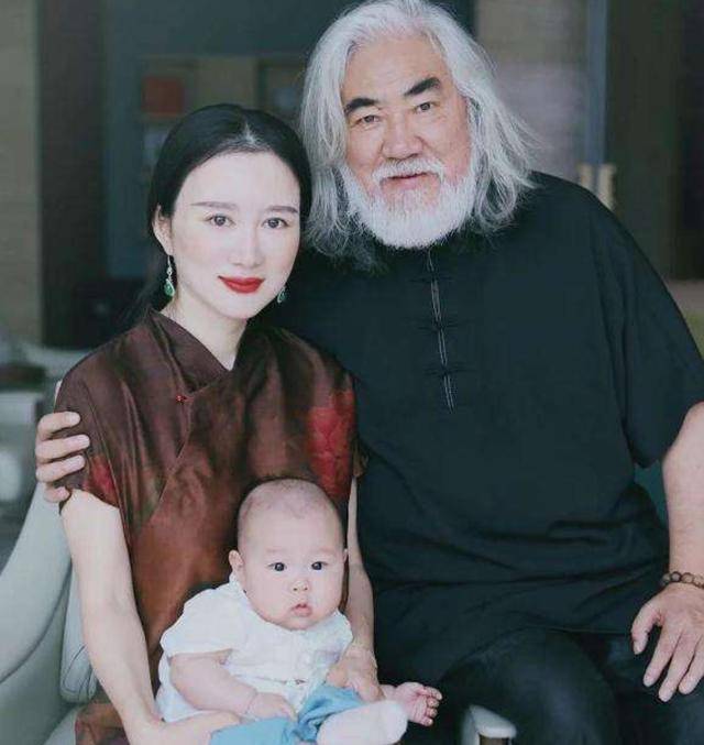感情出问题?张纪中小31岁娇妻自曝身心崩溃,带3个娃还要忙工作