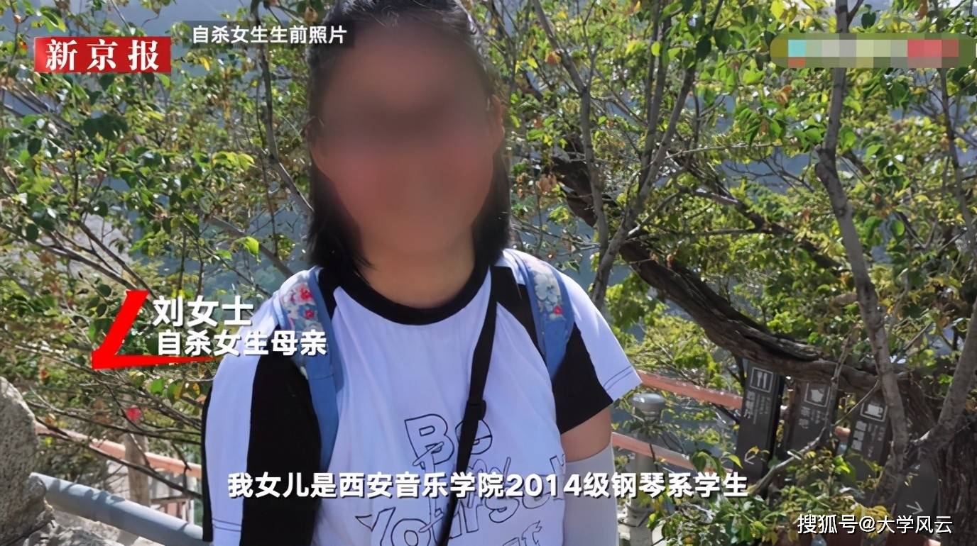 一对中年夫妻手举字牌引发路人围观,他们手里拿着的是对西安音乐学院