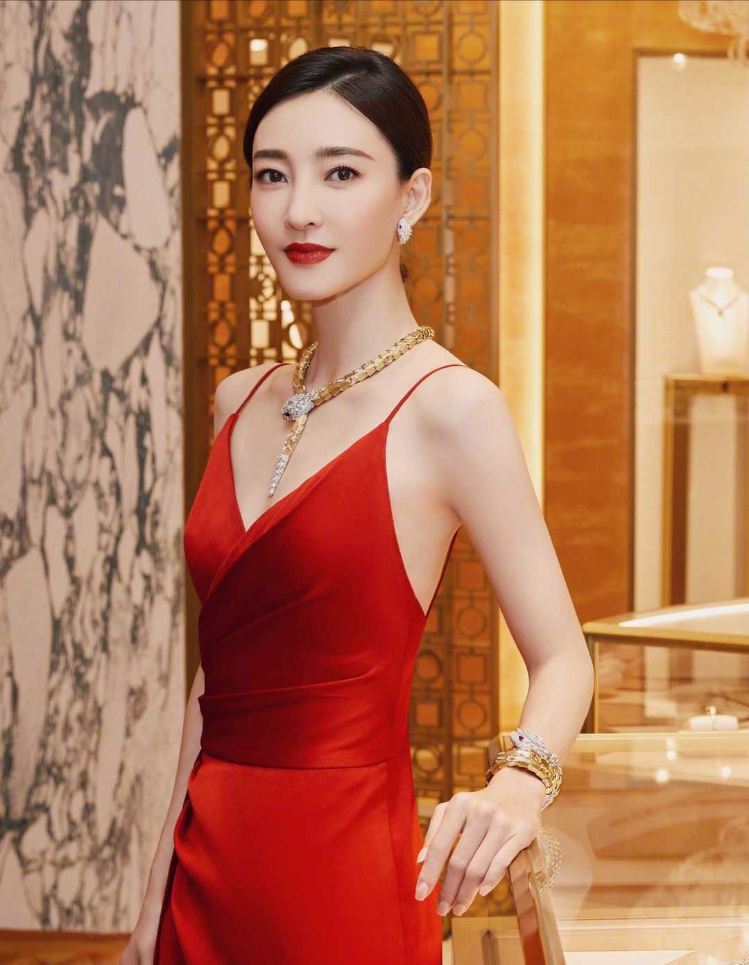 原创王丽坤美得惊艳!穿一袭红色的吊带连衣裙高贵优雅,女人味十足