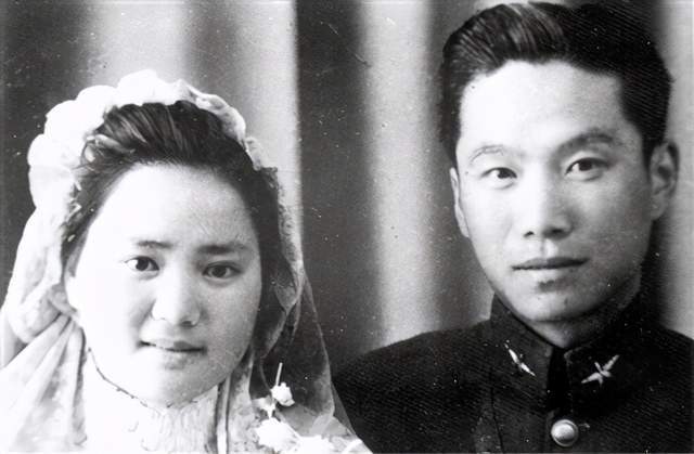 1942年4月刘善本和周叔璜在朋友们的见证下结婚.