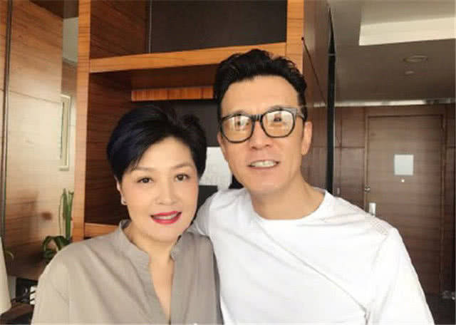 李咏女儿近照曝光,身在美国留学,和章泽天是校友