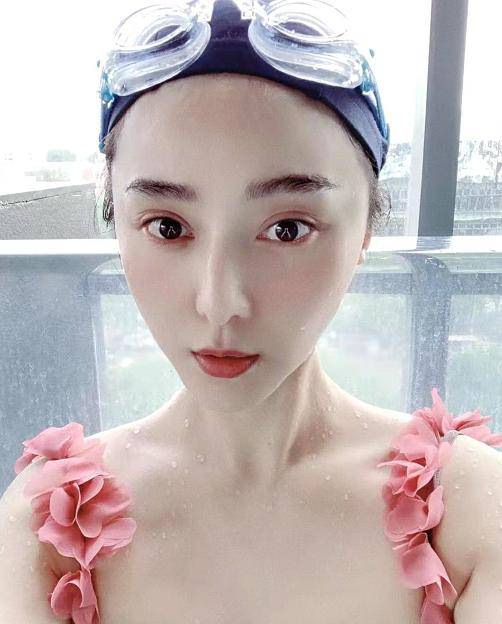 39岁范冰冰晒泳装照,穿吊带秀锁骨,皮肤白到反光,被夸